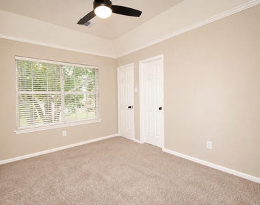 7207 Emerald Glen Drive - Photo Thumbnail 8