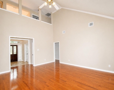 7207 Emerald Glen Drive - Photo Thumbnail 2