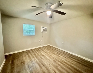 6705 Fairway Dr - Photo Thumbnail 2