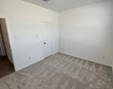 6726 Violet Clover Avenue - Photo Thumbnail 11