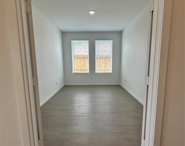 6726 Violet Clover Avenue - Photo Thumbnail 19