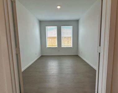 6726 Violet Clover Avenue - Photo Thumbnail 20