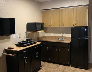 2777 N Poinciana Boulevard - Photo Thumbnail 5
