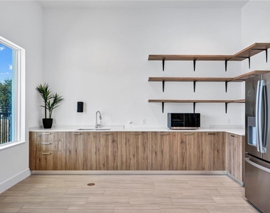 395 Famagusta Drive - Photo Thumbnail 31