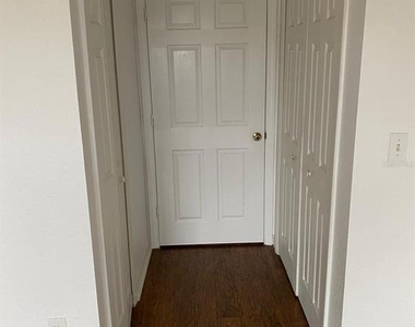 5447 Vineland Road - Photo Thumbnail 2
