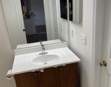 5447 Vineland Road - Photo Thumbnail 7