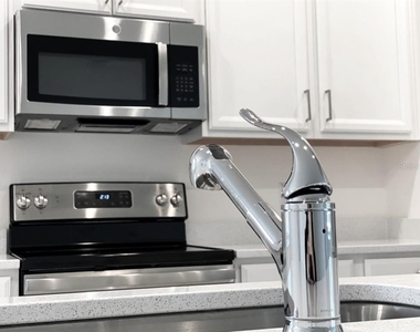 924 Avenal Lane - Photo Thumbnail 9
