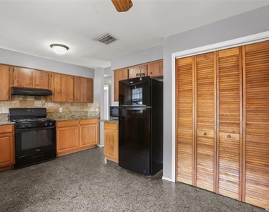 12136 Shallot Street - Photo Thumbnail 9
