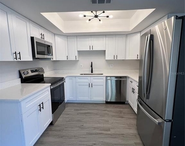 916 Robinhood Court - Photo Thumbnail 6