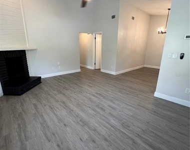 916 Robinhood Court - Photo Thumbnail 4
