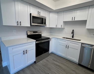 916 Robinhood Court - Photo Thumbnail 8