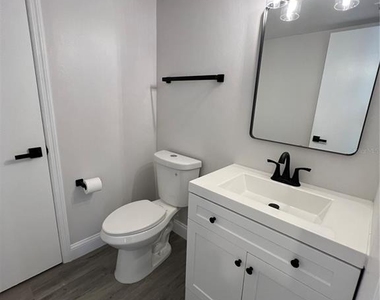 916 Robinhood Court - Photo Thumbnail 10