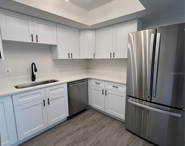916 Robinhood Court - Photo Thumbnail 7