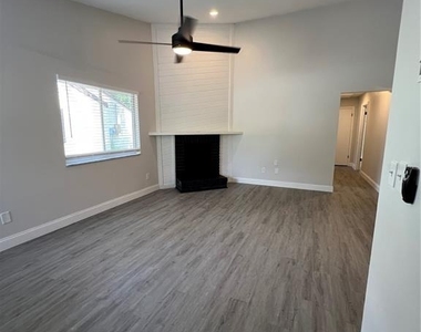 916 Robinhood Court - Photo Thumbnail 3