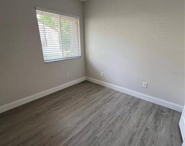 916 Robinhood Court - Photo Thumbnail 11
