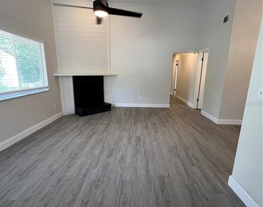 916 Robinhood Court - Photo Thumbnail 2