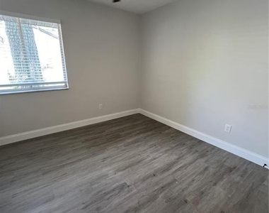 916 Robinhood Court - Photo Thumbnail 13