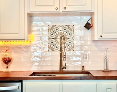 11607 Nw 18th Place - Photo Thumbnail 3