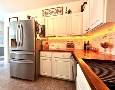 11607 Nw 18th Place - Photo Thumbnail 2