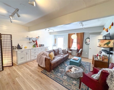 704 Ne 1st Street - Photo Thumbnail 3