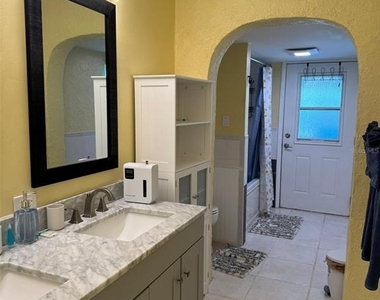 2811 Poinciana Court - Photo Thumbnail 16