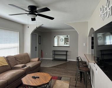 2811 Poinciana Court - Photo Thumbnail 2