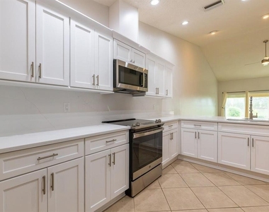 12235 Sw Kingsway Circle - Photo Thumbnail 2
