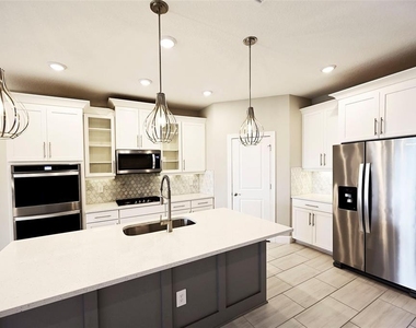 3806 Savanna Palms Court - Photo Thumbnail 7