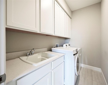 3806 Savanna Palms Court - Photo Thumbnail 13