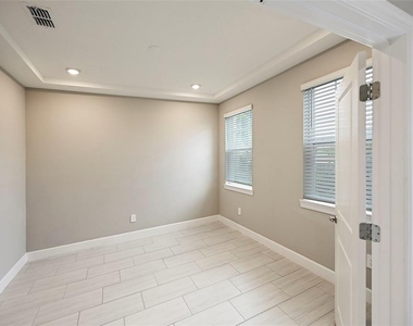 3806 Savanna Palms Court - Photo Thumbnail 4