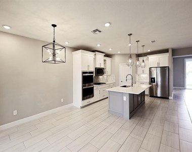 3806 Savanna Palms Court - Photo Thumbnail 8