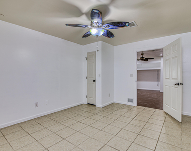 8613 Kingsway Drive - Photo Thumbnail 11