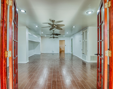 8613 Kingsway Drive - Photo Thumbnail 4