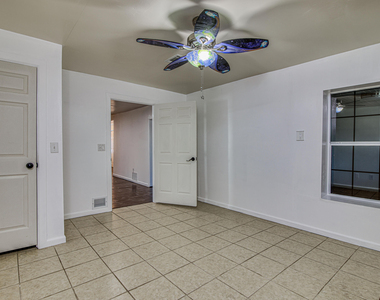 8613 Kingsway Drive - Photo Thumbnail 12