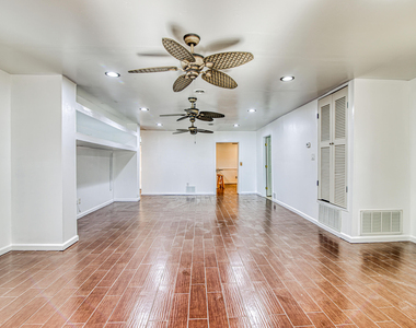8613 Kingsway Drive - Photo Thumbnail 5