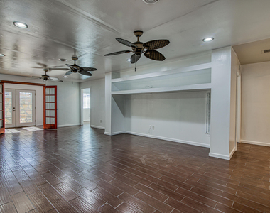 8613 Kingsway Drive - Photo Thumbnail 7