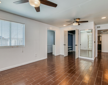 8613 Kingsway Drive - Photo Thumbnail 14