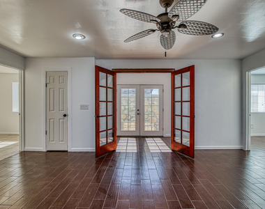 8613 Kingsway Drive - Photo Thumbnail 3