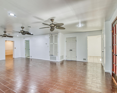 8613 Kingsway Drive - Photo Thumbnail 9