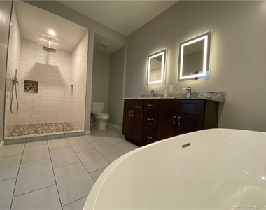 18 Graves Avenue - Photo Thumbnail 22