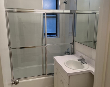 E 89th St / York Avenue - Photo Thumbnail 1