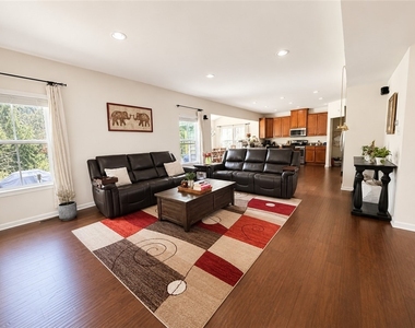 2702 Pittsburgh Ct - Photo Thumbnail 2