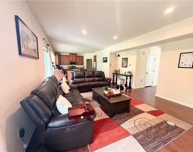 2702 Pittsburgh Ct - Photo Thumbnail 3
