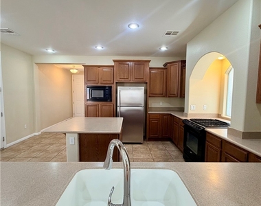 7312 W Mesa Vista Avenue - Photo Thumbnail 7