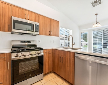 9724 Panorama Cliff Drive - Photo Thumbnail 15