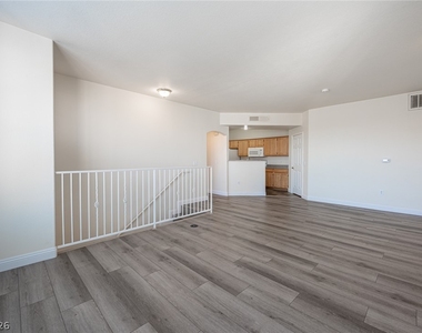 8555 W Russell Road - Photo Thumbnail 10