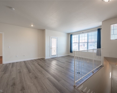 8555 W Russell Road - Photo Thumbnail 4