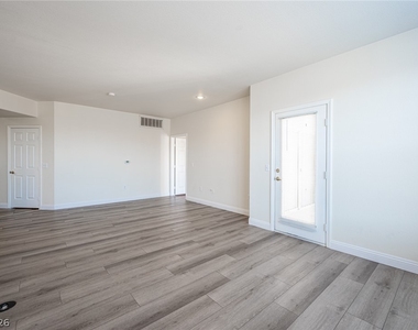 8555 W Russell Road - Photo Thumbnail 9