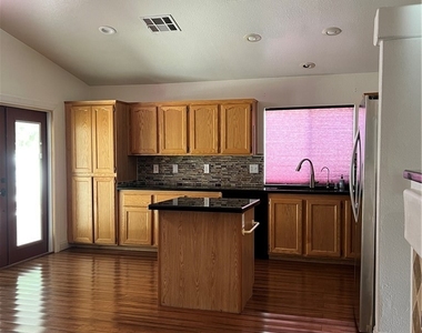 1517 Waterton - Photo Thumbnail 14
