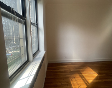 York Avenue - Photo Thumbnail 7